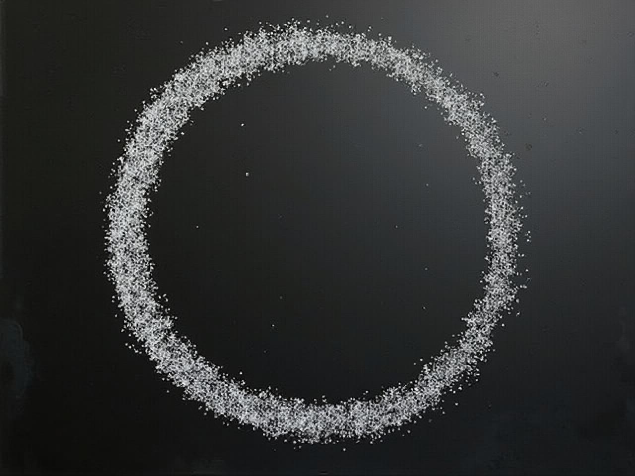 This image features an outline of a circle drawn in white chalk on a black surface. The contrast between the white chalk and the black background creates a striking visual effect. The circle is perfectly round and is slightly textured, showcasing the chalk's unique qualities. This minimalist design can easily fit into various artistic or educational projects. It emphasizes the simplicity and beauty of geometric forms.