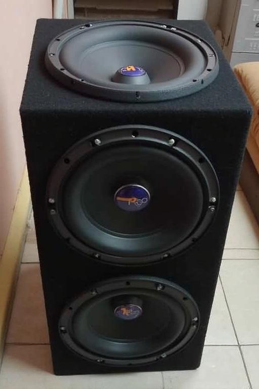 Speaker box with two subwoofers positioned on the front and two upwards. Each subwoofer has a volume of 60 liters and includes a vent.