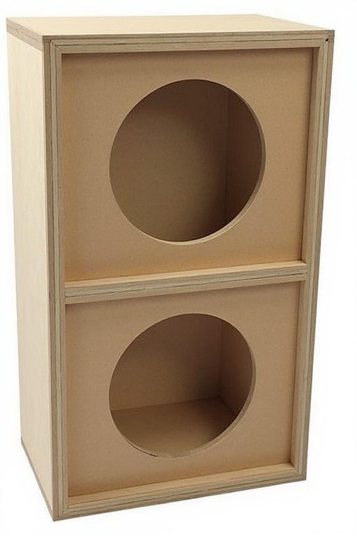 Design specifications for a bass reflex box. External dimensions with width, height, and depth. Cut pieces listed for MDF assembly. Speaker positioning information included.
